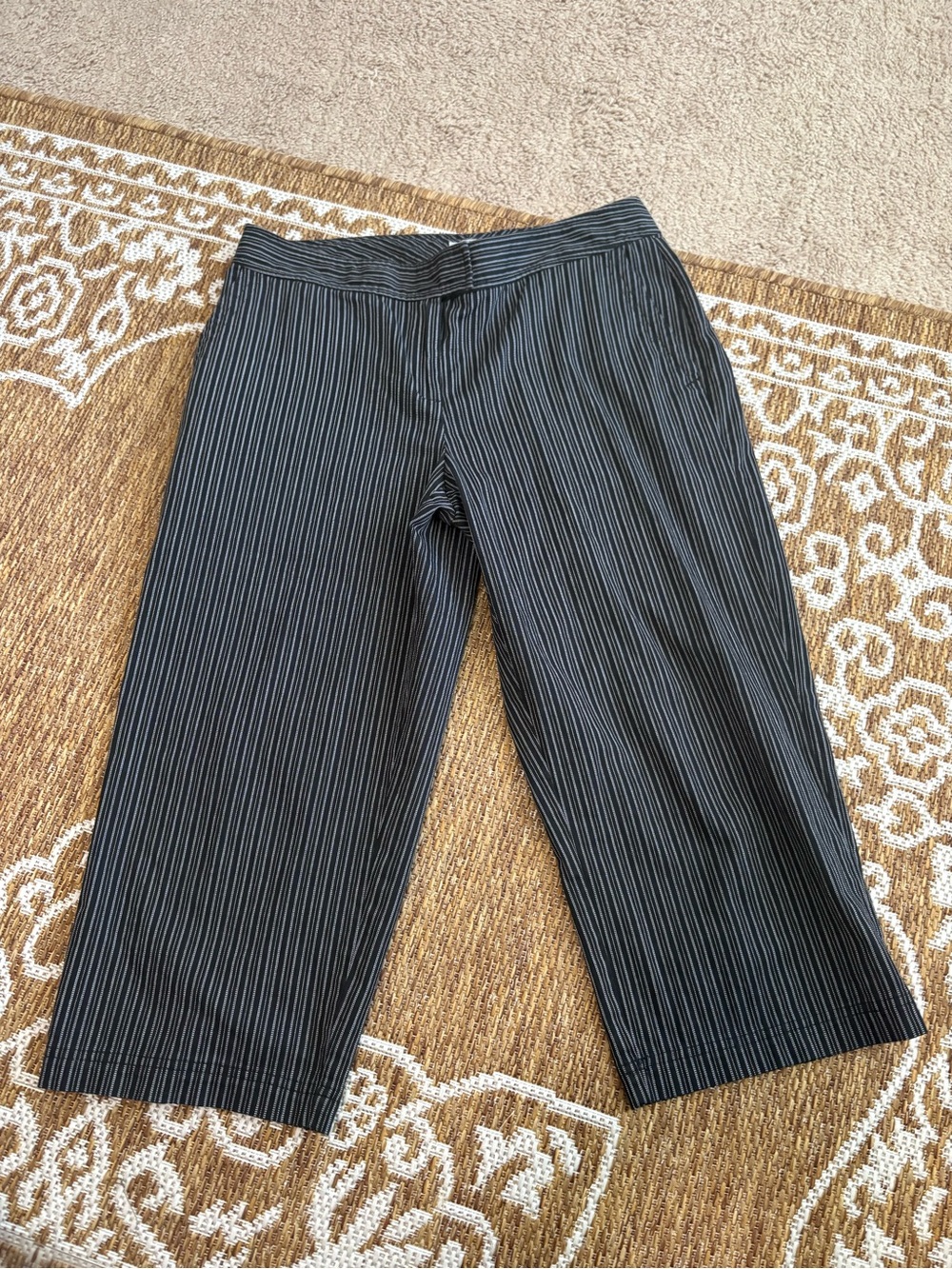 Izod golf stretch womens striped ankle/capri  pants black white size 10